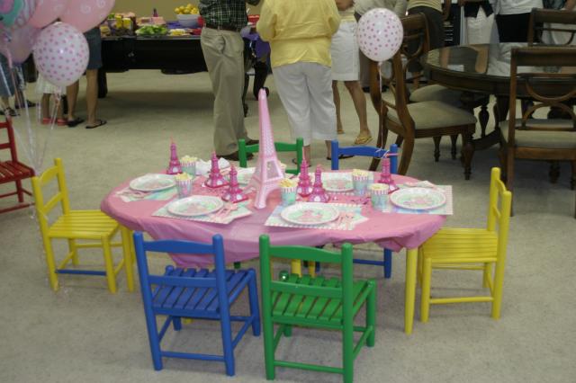 And the birthday girl's table, all decked out in pink!