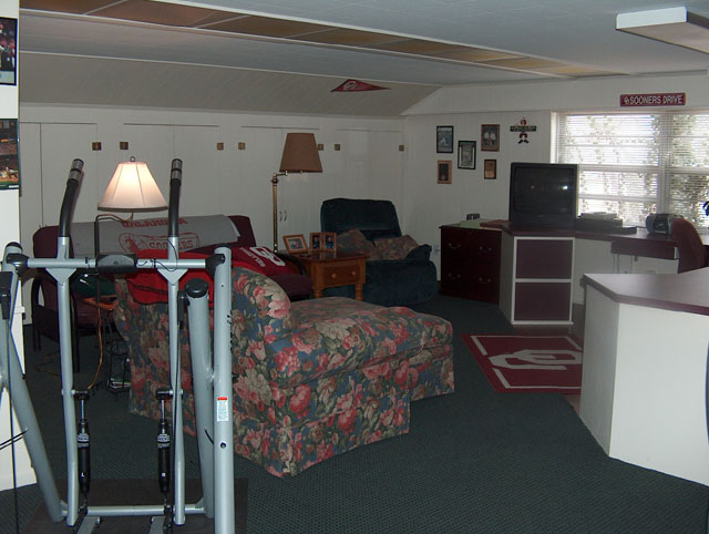 Upstairs Living Area, Bedroom & Bath