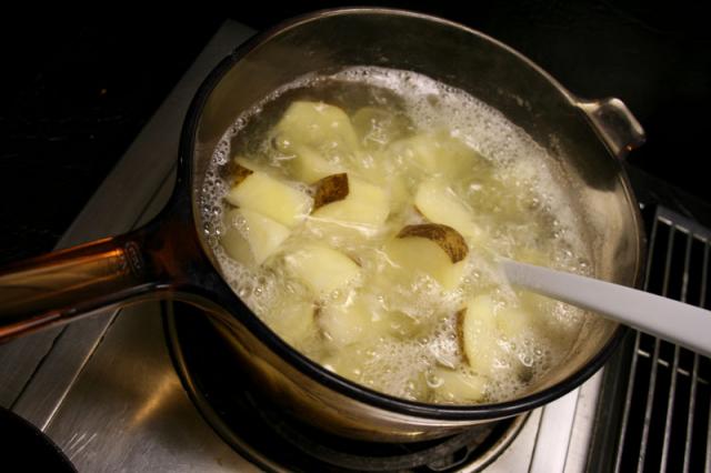 Boiling potatoes
