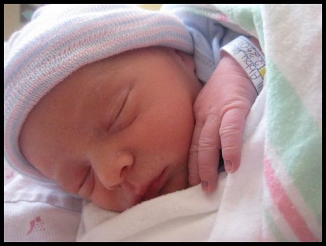 Pic of the Week ~ 2/22/09 (Oliver Aaron is here!)